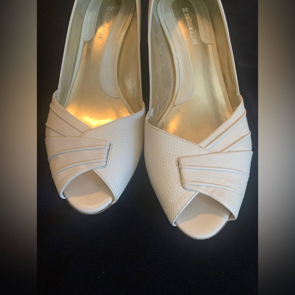 Naturalizer Peep Toes Pump Shoes. Women. Cream and Gold. Size 8.5 M. - Picture 5 of 10